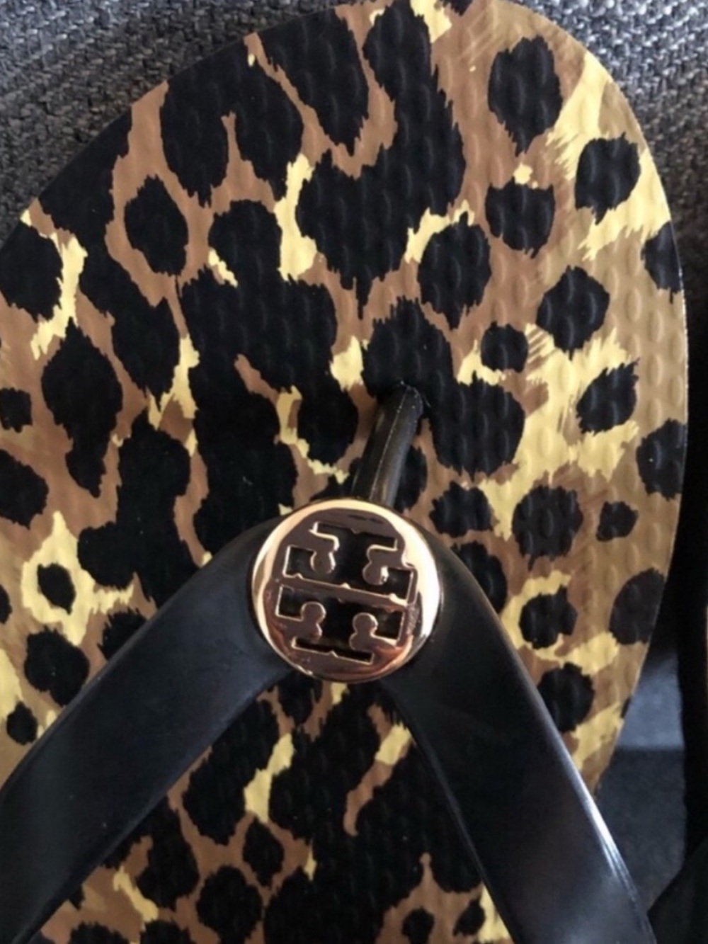 NWT Tory Burch Black Wildlife Print Flip Flops size 9 - Picture 2 of 6